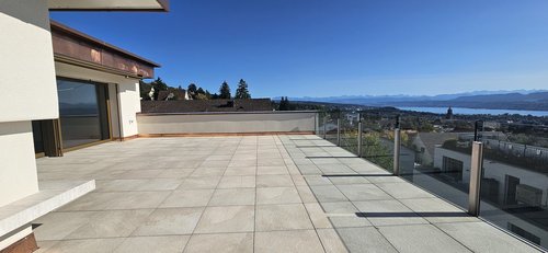 Geniessen Sie ein exklusives Wohnambiente mit einem Weitblick, der von der Stadt Zürich über den Zürichsee bis in die Ferne reicht!