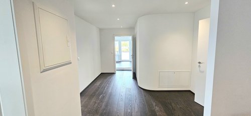 Geniessen Sie ein exklusives Wohnambiente mit einem Weitblick, der von der Stadt Zürich über den Zürichsee bis in die Ferne reicht!